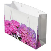 Elegante, rosa, lila Blumendörfchen Hydrangeas Große Geschenktüte (Rückseite Schrägansicht)