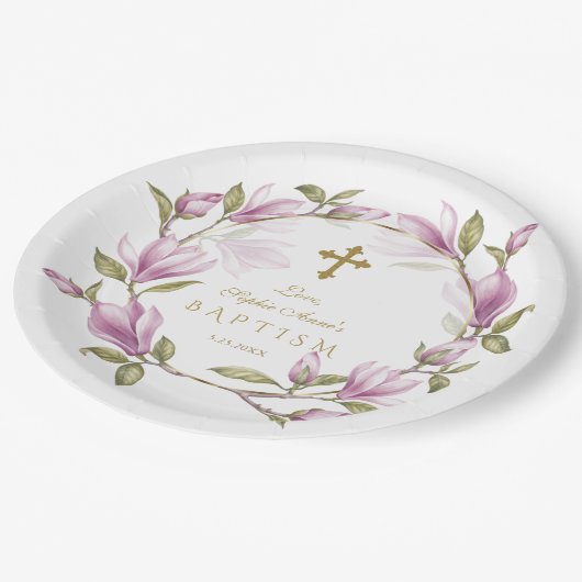 Elegante rosa Magnolia Blume Wreath Gold Taufe Pappteller (Schrägansicht)