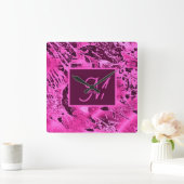 Elegante rosa Marmormor fett formatierte Monogramm Quadratische Wanduhr (Zuhause)