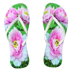 Elegante rosa Pfingstrosenblüten mit gelbem Zentru Badesandalen
