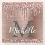 Elegante Rosa Rose Gold Glitzer Tropfen Mit Monogr Glasuntersetzer<br><div class="desc">Elegante, gürmige Rose Gold Glitzer Tropfen Name und mit Monogramm Glas Untersetzer. Dieses Design bietet Rose Gold Glitzer Tropfen auf rosa Imitat Metall Hintergrund mit benutzerdefinierten Monogramm Initial-und Vorname Text Vorlage. Perfektes weibliches Geschenk. Bitte beachten Sie, dieses Design ist gedruckt Foto-Effekt. Wenn Sie Hilfe oder passende Artikel benötigen, kontaktieren Sie...</div>