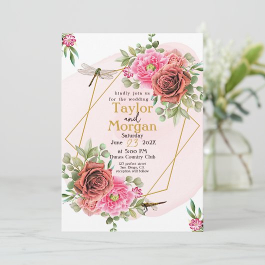 Elegante rosa Rosen und Libellen Hochzeiten Einladung (Stehend Vorderseite)