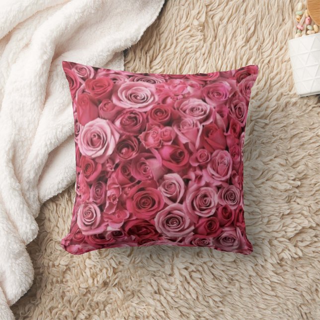 Elegante rosa Rote Rose Bouquet Throw Kissen (Von Creator hochgeladen)