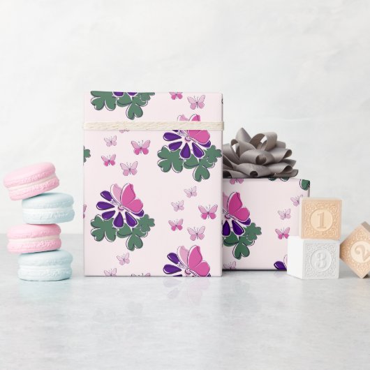 Elegante rosa Schmetterlinge und violette Blumen Geschenkpapier (Babyparty)