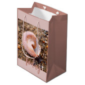 Elegante rosa Seashell Custom Gift Bag Mittlere Geschenktüte (Vorderseite Schrägansicht)