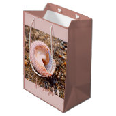 Elegante rosa Seashell Custom Gift Bag Mittlere Geschenktüte (Rückseite Schrägansicht)