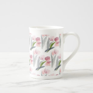 Elegante rosa Tulpen mit salbeigrünen Blättern auf Porzellantasse