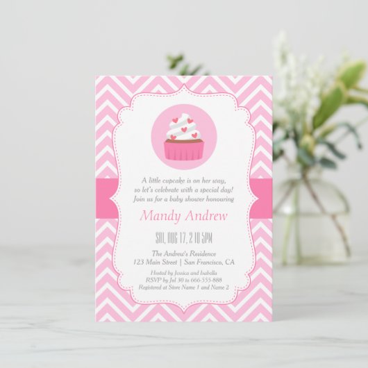 Elegante rosa Zickzack Cupcake Baby Girl Dusche Einladung (Stehend Vorderseite)