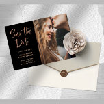 Elegante Rose | FOTO SAVE THE DATE Ankündigungspostkarte<br><div class="desc">Dieses ultra-moderne On-Trend-Foto Save the Date Postcard bietet eine Mischung aus trendigen Imitaten Rose goldgeschriebenen Skripttypografie und Slab Serif Text auf schwarzem Hintergrund. Eine elegante und einfache Ankündigung für Ihre kommende Hochzeit! Sie können ein Foto zur Vorderseite hinzufügen, und dann ein weiteres vollblütiges Foto auf der Rückseite, das mit einem...</div>