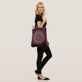 Elegante Rose Gold auf Burgund Flora Henna Mandala Tasche (Am Model)
