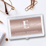 Elegante Rose Gold Brushed Metal Girly Mit Monogra Visitenkarten Dose<br><div class="desc">Erhöhen Sie Ihr berufliches Image mit unserem eleganten Rose Gold Brushed Metal Girly Mit Monogramm Business Card Case! Mit einer Touch von Raffinesse und einer elegant in Weiß auf einer Rose mit goldfarbenem Metallgehäuse ausgestellten Monografie machen Sie einen bleibenden Eindruck. Das untere Zitat fügt eine zusätzliche Ebene der Inspiration hinzu....</div>