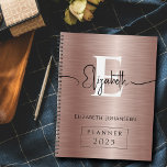 Elegante Rose Gold Brushed Metal Mit Monogramm Planer<br><div class="desc">Bleibe in Stil mit unserem eleganten Rose Gold Brushed Metal White Mit Monogramm Planner organisiert! Mit einer luxuriösen, goldgelb gebürsteten Metallstruktur in Rose strahlt dieser Planer Eleganz und Eleganz aus. Personalisieren Sie Ihr Monogramm in fett weißem Text und Ihren Namen in eleganter schwarzer Typografie und erstellen Sie ein individuelles Stück,...</div>