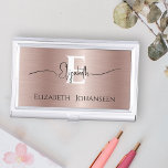 Elegante Rose Gold Brushed Metal Script Mit Monogr Visitenkarten Dose<br><div class="desc">Behalt deine Visitenkarten stilvoll organisiert mit unserem eleganten Rose Gold Brushed Metal Script Mit Monogramm Business Card Case! Dieses elegante Gehäuse mit luxuriöser Rose und goldgebürsteter Metallstruktur verleiht Ihrem beruflichen Accessoire eine elegante Touch. Personalisieren Sie Ihr Monogramm in fett weißem Text und erstellen Sie einen auffallenden Fokus, der Ihre einzigartige...</div>