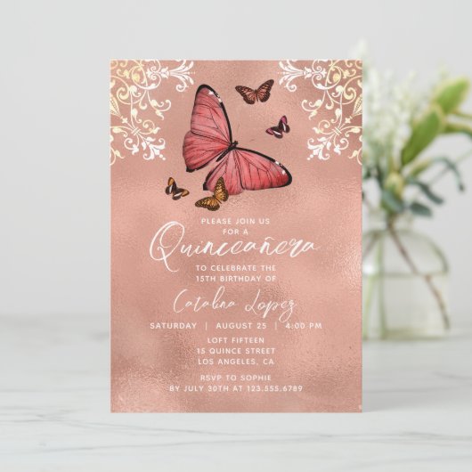 Elegante Rose Gold Butterfly Flora Quinceñera Einladung (Stehend Vorderseite)