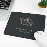 Elegante Rose Gold Conch Muschel Mousepad<br><div class="desc">Das schicke,  personalisierte Mousepad der Insel für Ihr Business oder Zuhause-Büro besteht aus zwei Textzeilen in klassischer Weißschrift,  auf einem weichen schwarzen Hintergrund mit einer Muschel in tropischen Konken in Imitate,  Rose Goldfolie für ein Beachglam-Look.</div>