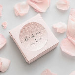 Elegante Rose Gold Glitzer Vielen Dank Runder Aufkleber<br><div class="desc">Diese Aufkleber mit Imitate Rose Gold Glitzer und eleganten Drehbuch-Schriftart-Text,  sind die perfekte Art,  um zu sagen,  danke. Ideal für Brautpartys,  Geburtstage oder Ihr kleines Unternehmen,  bearbeiten Sie einfach den anpassbaren Text mit der "Personalisieren Sie diese Vorlage".</div>