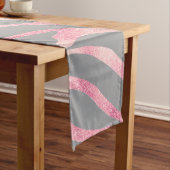 Elegante Rose Gold Glitzer Zebra Gray Animal Print Mittelgroßer Tischläufer (Beispiel)