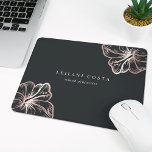 Elegante Rose Gold Hibiskus Blume Mousepad<br><div class="desc">Island schicke personalisierte Mousepad für Ihr Business oder Zuhause-Büro verfügt über zwei eigene Textzeilen in klassisch weißer Schrift,  auf einem weichen schwarzen Hintergrund mit zwei tropischen Hibiskus-Blume-Illustrationen in Imitaten Rose Goldfolie für eine Beachglam-Look.</div>