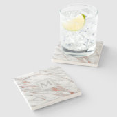 Elegante Rose Gold Kupfer Weißes Marmor Monogramm Steinuntersetzer (Seitenansicht)