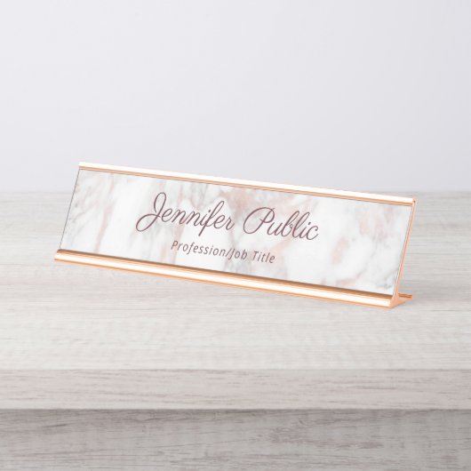 Elegante Rose Gold Marble Moderne Typografie Scrip Schreibtischnamensplakette (Vorderseite )
