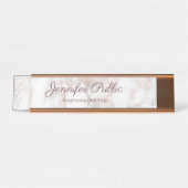 Elegante Rose Gold Marble Moderne Typografie Scrip Schreibtischnamensplakette (Vorderseite )