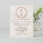 Elegante Rose Gold Monogram Wedding Foil Einladung (Stehend vorne)