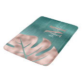 Elegante Rose Gold Palm Green Leaf Monogramm Badematte (Schrägansicht)