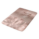 Elegante Rose Gold Palm Leaf Monogram Badematte (Schrägansicht)