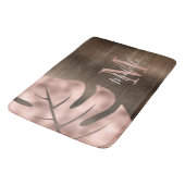 Elegante Rose Gold Palm Leaf Monogram Badematte (Schrägansicht)