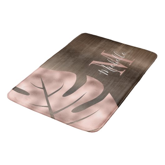 Elegante Rose Gold Palm Leaf Monogram Badematte (Schrägansicht)