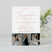 Elegante Rose Gold Script 3 Foto Graduation Party Folieneinladung (Stehend vorne)