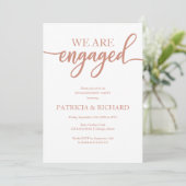 Elegante Rose Gold Script Engagement Party Einladung (Stehend Vorderseite)