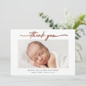 Elegante Rose Gold Script Foto Baby Dankeskarte (Stehend Vorderseite)