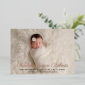 Elegante Rose Gold Script Foto Geburtsankündigung Folieneinladung (Stehend vorne)