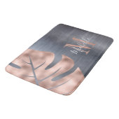 Elegante Rose Gold Silver Gray Monogram Badematte (Schrägansicht)