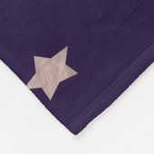elegante Rose mit goldenen Sternen auf lila Hinter Fleecedecke (Ecke)