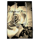 Elegante Rose Mit Monogramm Mittlere Geschenktüte (Rückseite)