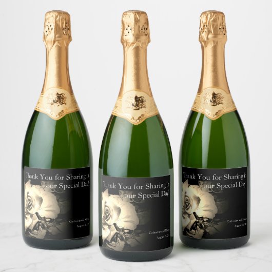 Elegante Rose Mit Monogramm Wasserflaschen-Etikett Schaumweinetikett (Flaschen)