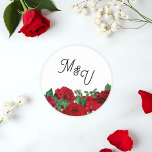 Elegante Rose Wedding Monogram Personalisiert Clas Runder Aufkleber<br><div class="desc">Un toque final con estilo (mit Stil). Dieser elegante Monogramm-Aufkleber aus der Sammlung Modern y Brillante (Modern Glam) ergänzt Ihre Hochzeitsumschläge, Favoriten oder Verpackungen um ein einfaches, aber auffälliges Detail. Mit fett roten Blumen und individualisierbaren Initialen, ist es die perfekte Touch para una feiración llena de amor y krankño (für...</div>