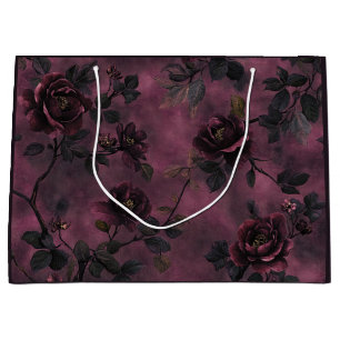 Elegante Rosen. Tiefer Rosenhintergrund. Große Geschenktüte
