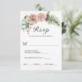 Elegante Roses Red Berries Evergreen Wedding RSVP Karte (Stehend Vorderseite)