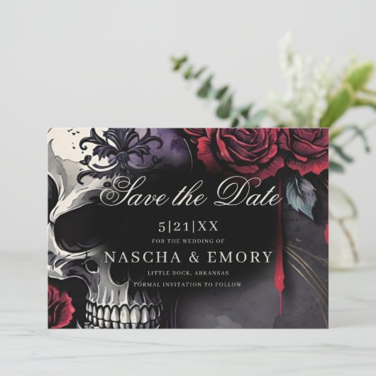 Elegante Rot-Schwarz-Schädel-Rose Gotische Hochzei Save The Date (Stehend Vorderseite)