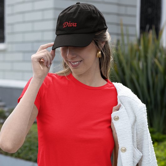 Elegante rote Diva auf schwarzem Hintergrund Bestickte Baseballkappe