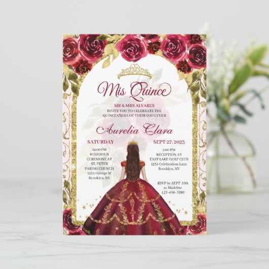 Elegante Rote Flora Prinzessin Gold Arch Quinceane Einladung (Stehend Vorderseite)
