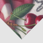 Elegante rote High Heels mit Cherry Seidenpapier (Ausschnitt)