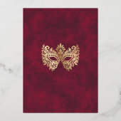 Elegante Rote Masquerade Maske Quinceanera Folieneinladung (Rückseite)