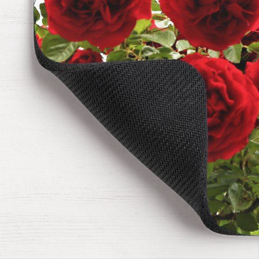Elegante Rote Rose Bouquet Floral Monogram Mousepad (Ecke)