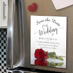 Elegante Rote Rose Reflections Wedding Save the Da Magneteinladung<br><div class="desc">Diese wunderschönen Magnetkarten sind der perfekte Weg, um Ihre Freunde und Familie zu lass wissen, um Save the Date für Ihre kommende Hochzeit. Sie sind romantisch eingerichtet und verfügen über eine lange rote Rose aus Single, die in einem Becken mit Wellen und Wellen reflektiert wird. Klassisch und elegant, das schlichte...</div>