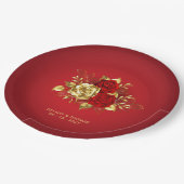 Elegante Rote Rose- und Goldhochzeit Pappteller (Schrägansicht)