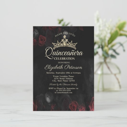 Elegante Rote Rosen Gothic Quinceñera Einladung (Stehend Vorderseite)